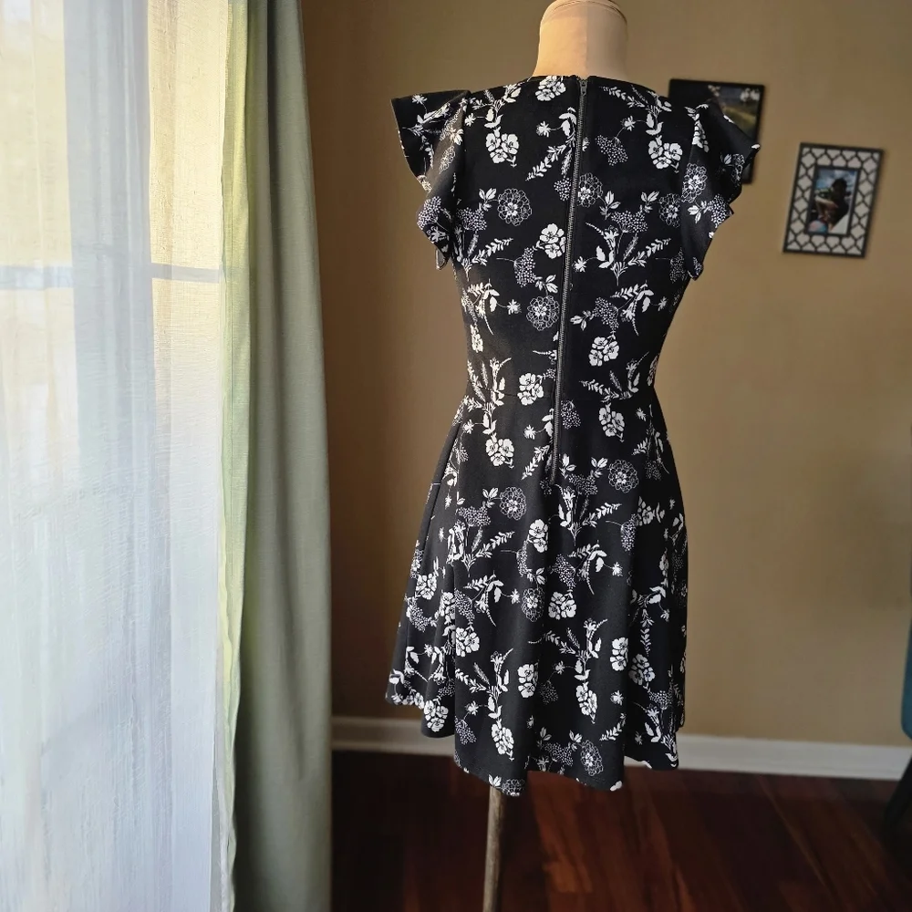 Xhilaration Black & White Floral Flutter Sleeve Dress (Medium) - Picture 5 of 9